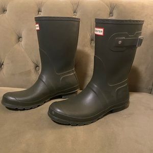 Womens barely worn (maybe twice) short Hunter boots olive green size 10